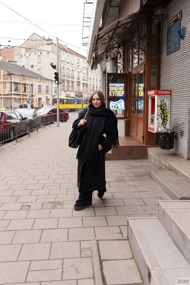 Зиши Адель Коттон с крепкими бедрами и пухлым телом на природе в откровенной фотосессии — фото 4