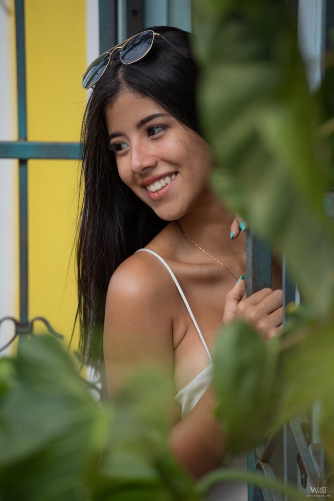 Грудастая латинка Iris Lucky с тату на ноге мастурбирует на камеру в откровенной фотосессии — фото 2