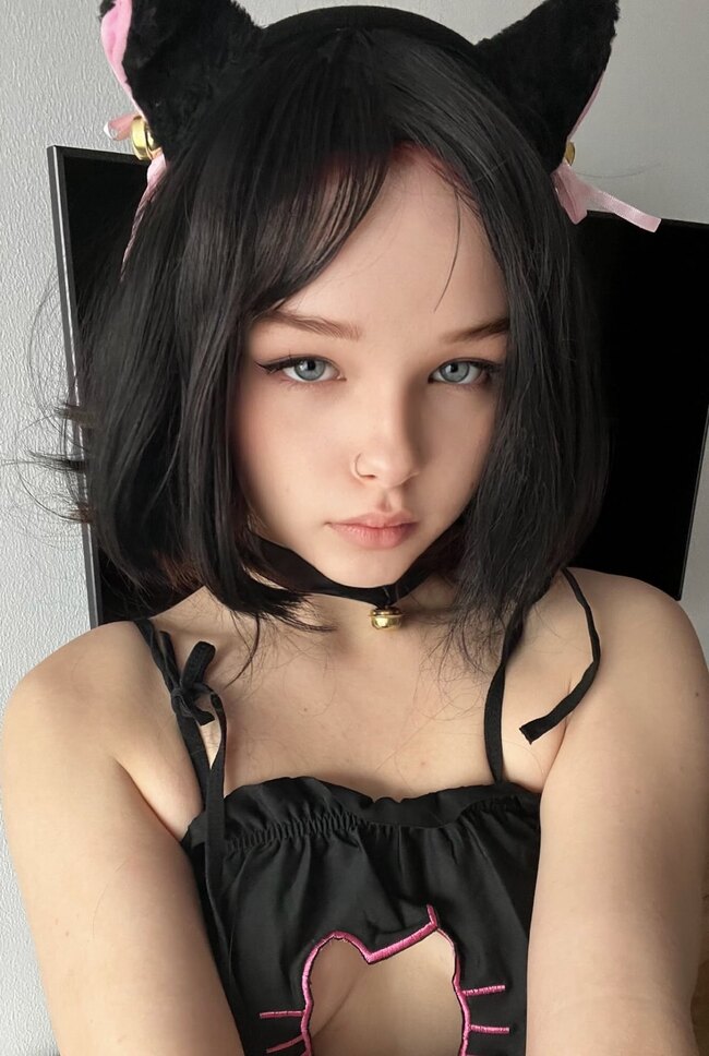 Миниатюрная Little Missy с горячими голыми позами и классным ахегао на OnlyFans — фото 10