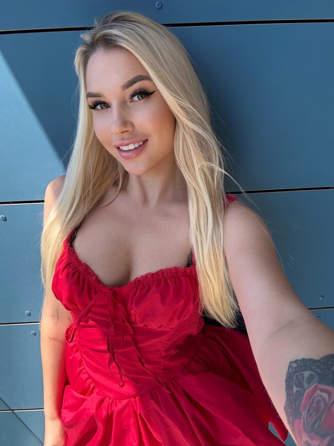 Милая блондинка Sexxi Arinka показывает аппетитную киску и большую жопу в откровенной фотосессии — фото 4
