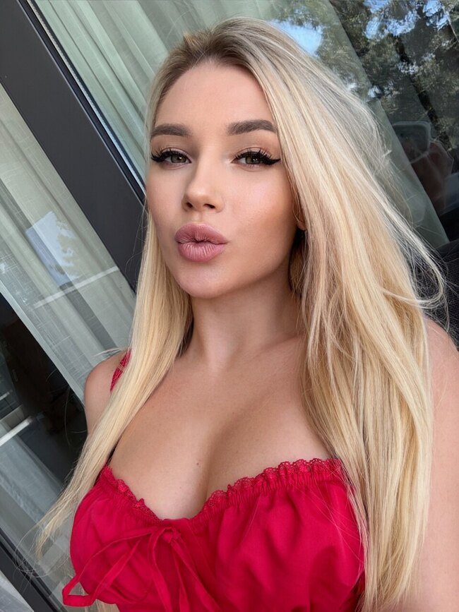 Милая блондинка Sexxi Arinka показывает аппетитную киску и большую жопу в откровенной фотосессии — фото 5