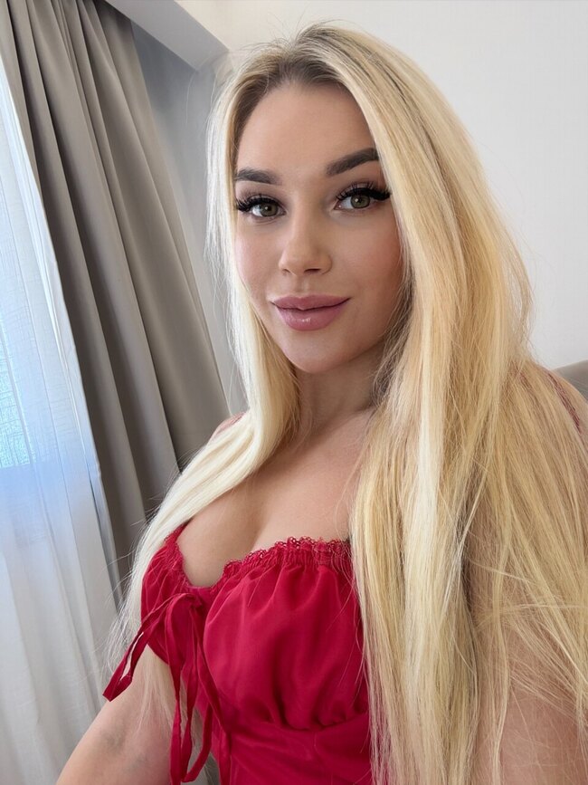 Милая блондинка Sexxi Arinka показывает аппетитную киску и большую жопу в откровенной фотосессии — фото 11