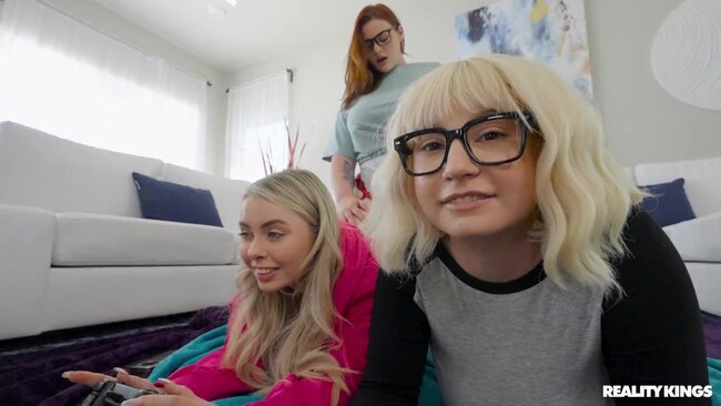 Фигуристая и пухлая лесбиянки Cara May и Haley Spades в страстном трио с Milf Abigaiil Morris — фото 2