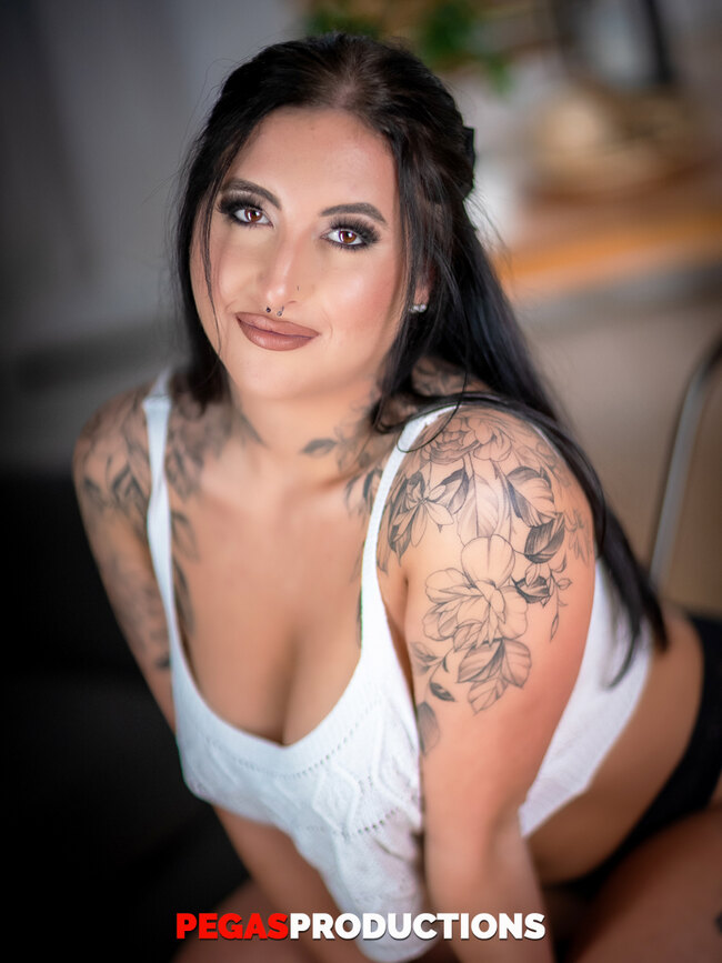 Горячие MILF Sky Fox и Eva Rose с большими сиськами и пирсингом на диване голые