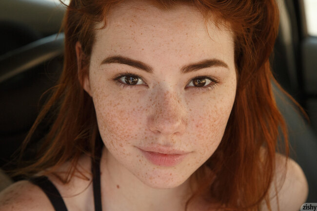 Эротичная рыжая Sabrina Lynn позирует на публике в юбке без трусиков — фото 8